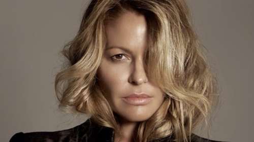 Τζένη Μπαλατσινού: Αγνώριστη σε φωτογραφία του ’90 - Στην πασαρέλα με κοντό πλατινέ μαλλί