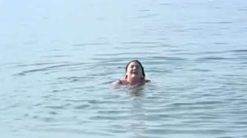 Δανάη Μπάρκα: Στην παραλία του Αλίμου για μπάνιο η παρουσιάστρια  - Αψήφησε το κρύο και κέρδισε το στοίχημα