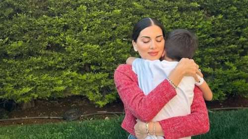 Σταματίνα Τσιμτσιλή: Με τον γιο της Ιωάννη Εφραίμ στην πλαζ