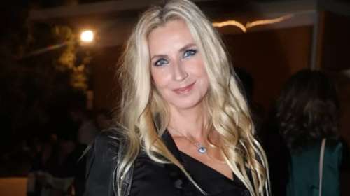 Η Λένα Αρώνη σε σπάνια βραδινή εμφάνιση με τις τρεις κούκλες κόρες της