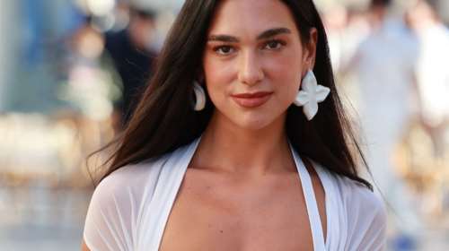 Daisy nails το καλοκαίρι: H Dua Lipa με το μανικιούρ που αξίζει να δοκιμάσεις τώρα