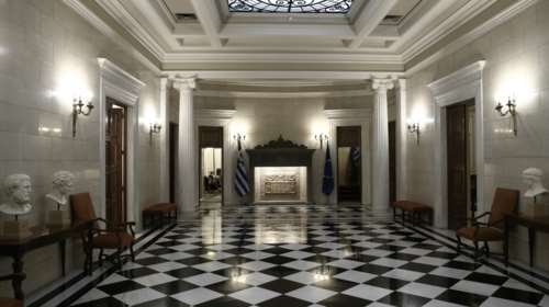 Οι σκέψεις για ανασχηματισμό και η απογοήτευση για τις επιδόσεις Σταϊκούρα - Τι αποκαλύπτει το Θεωρείο της Καθημερινής