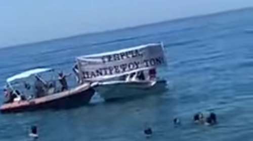&quot;Γεωργία παντρέψου τον&quot;: Viral η απίστευτη εν πλω πρόταση γάμου στα Χανιά - Δεν την έκανε ο γαμπρός [Βίντεο]