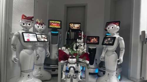 Κάλαντα από τους Nova, Mini, Nao, Billy και τα υπόλοιπα ρομπότ - Ο Pepper σε ρόλο βοηθού Αϊ Βασίλη