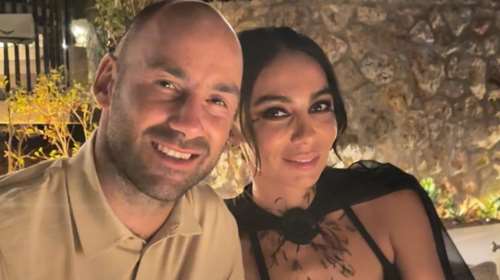 Επέτειος γάμου για Χοψονίδου και Σπανούλη: Το "date night" σύνολό της με strapless top και στραφταλιζέ ροζ φούστα