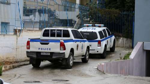 Ρόδος: Δανή κατέβασε την ελληνική σημαία και επιτέθηκε σε αστυνομικό κατά τη σύλληψή της