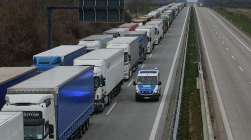 Ο κορονοϊός &quot;φρενάρει&quot; και τις μεταφορές προς την Ευρώπη - Σαν &quot;σιδερένιο φίδι&quot; κινούνται μαζικά τα φορτηγά