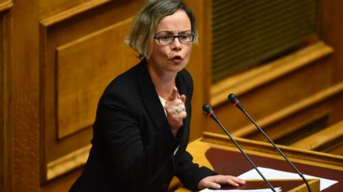 Η απίθανη βουλευτής του ΣΥΡΙΖΑ που βλέπει συνωμοσία πίσω απο την εκμάθηση αγγλικών στα νηπιαγωγεία