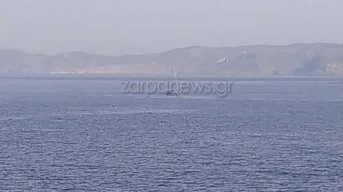 Το σκάφος με τους Τούρκους που ζητούν άσυλο: Η στιγμή που μπαίνει στο λιμάνι [Βίντεο - Εικόνες]