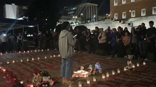 Σύνταγμα: &quot;Ίσως είναι η τελευταία φορά που είμαστε εδώ&quot; - Προσκλητήριο νεκρών στα Τέμπη μπροστά στη Βουλή