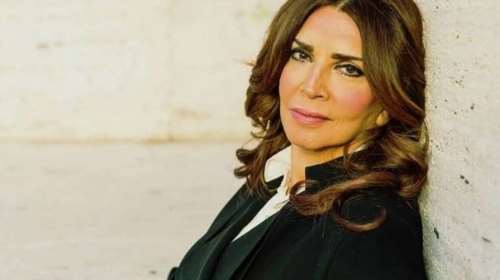 43 χρόνια πριν: Η Μιμή Ντενίση στο γάμο της με τον Γιάννη Φέρτη ήταν μια bohemian νύφη - το μοναδικό νυφικό look που έγινε τάση