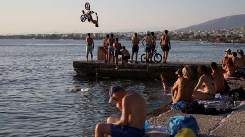 Αύγουστος Κορτώ για την αυγουστιάτικη κατάθλιψη: Χρειάζεται  μόνο η ελάχιστη στοργή, το νοιάξιμο