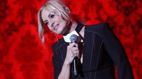 Η Πέγκυ Ζήνα έκλεισε τα 50: Το πάρτι, η διώροφη ροζ τούρτα και το τρυφερό βίντεο του Γιώργου Λύρα