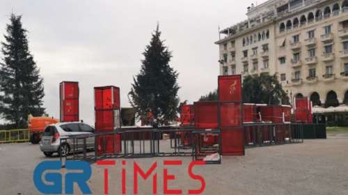 Θεσσαλονίκη: Στολίζονται τα Χριστουγεννιάτικα δέντρα στην Αριστοτέλους [εικόνες και βίντεο]