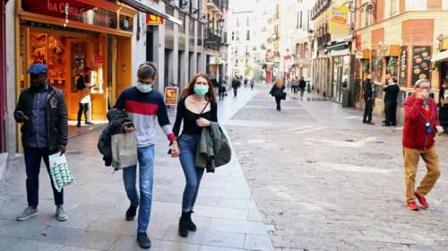 Μάσκες, θερμόμετρα για τους Ισπανούς που επιστρέφουν στις δουλειές τους