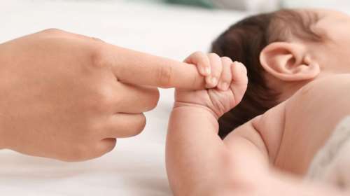 Ερχεται επίδομα για &quot;νταντά της γειτονιάς&quot;: 200 - 250 ευρώ τον μήνα σε εργαζόμενους γονείς για babysitter