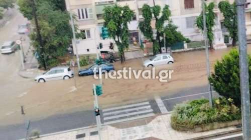 Θεσσαλονίκη: Σφοδρό μπουρίνι &quot;έπνιξε&quot; την πόλη - Πλημμύρισαν δρόμοι, εγκλωβίστηκαν οχήματα, έπεσαν δέντρα [Βίντεο]
