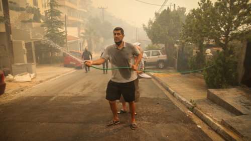 Φωτιά στη Βούλα: Η στιγμή που ο πρώην διεθνής βολεϊμπολίστας  Δημήτρης Καζάζης παλεύει για να σώσει το σπίτι του