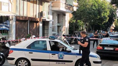 Επεισόδιο με πυροβολισμούς έξω από επιχείρηση στον Κολωνό - Ένας τραυματίας