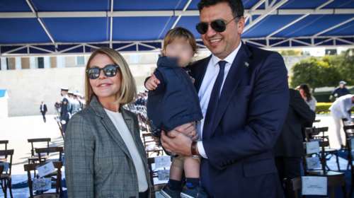 Βασίλης Κικίλιας: Με τον γιο του  στους ώμους στην παρέλαση στο Σύνταγμα