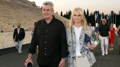 Στο πανέμορφα στολισμένο σπίτι του Νίκου Χατζηνικολάου και της Κρίστης Τσολακάκη: Η παραμυθένια χριστουγεννιάτικη γωνιά