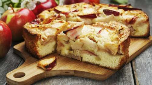 Τέλεια συνταγή: Ζουμερό και αφράτο κέικ μηλόπιτα, χωρίς ζάχαρη