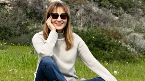 Η Μάρα Ζαχαρέα δίνει φιλί στη Σφίγγα της Αιγύπτου: Η εντυπωσιακή φωτογραφία από το Κάιρο