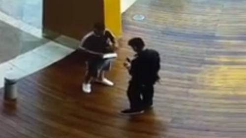 Απίστευτο: Έπαιρναν μπουκάλια με... νερό αντί για κινητά και παιχνιδομηχανές - Πώς εξαπατούσαν τους πελάτες με τα δέματα