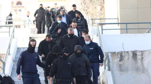 Δίκη για τη 12χρονη στον Κολωνό: Πρώτη μάρτυρας θα καταθέσει η θεία της, διαδηλωτές φώναζαν συνθήματα υπέρ της μητέρας