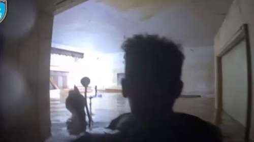 Δύτες &quot;βουτάνε&quot; στα πλημμυρισμένα σπίτια στη Θεσσαλία - Συγκλονιστικό βίντεο