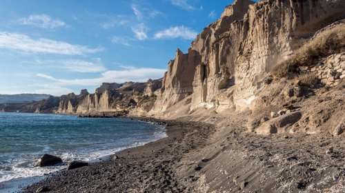 Θέλουν να χτίσουν στη Βλυχάδα στη Σαντορίνη 100 νέες βίλες με πισίνες- Σε μη οικοδομήσιμη έκταση δίπλα στην παραλία