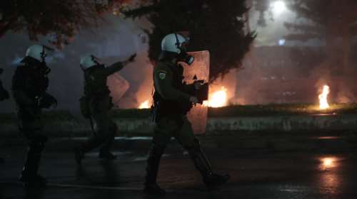 ΕΛ.ΑΣ: 35 προσαγωγές σε Αθήνα-Θεσσαλονίκη από τα επεισόδια – Τραυματίες αστυνομικοί από Ρομά στην Αυλίζα