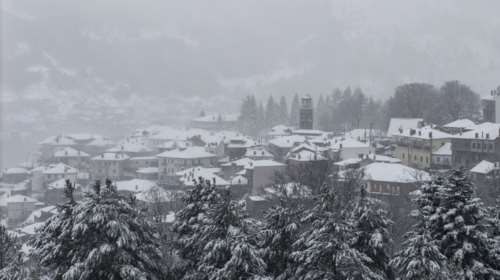Ντύθηκαν στα ''λευκά'' τα Γιάννενα: Χιονίζει στο κέντρο της πόλης, στους -3 η θερμοκρασία [βίντεο]