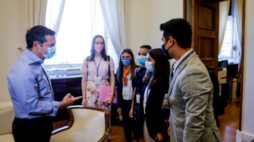 Τσίπρας σε έφηβους βουλευτές: Να επενδύσουμε στην Παιδεία, όχι να αποκλείουμε τους νέους από τα ΑΕΙ