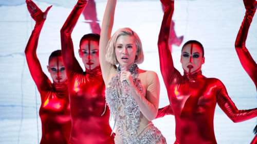 Μακρύ σκίσιμο και διαφάνειες: H Stefania και η Έλενα Τσαγκρινού έλαμψαν στο... τιρκουάζ χαλί της Eurovision