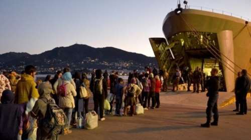 Εκατοντάδες μετανάστες στο λιμάνι της Μυτιλήνης μετά απο φήμη ότι άνοιξαν τα σύνορα της ΕΕ