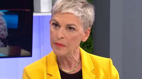 Ελένη Ψυχούλη: &quot;Ανεβαίνει στη σκηνή κουτσός, κρέμονται οι πέτσες και δεν βγαίνει κανείς να πει τίποτα&quot;