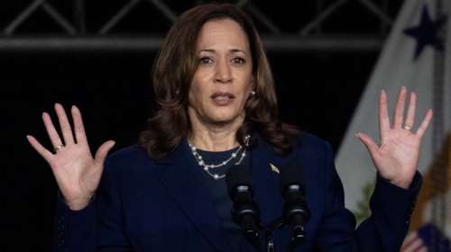 Forbes: Η Κάμαλα Χάρις προηγείται με 4 μονάδες του Τραμπ στην πρώτη μεγάλη δημοσκόπηση μετά το συνέδριο των Δημοκρατικών