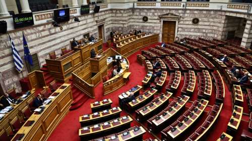 Βουλή: Ενός λεπτού σιγή για τις εργαζόμενες στη "Βιολάντα" και τους φιλάθλους του ΠΑΟΚ