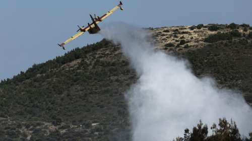 Μεγάλη φωτιά στη Μάνδρα: Σε κοντινή απόσταση διάσπαρτες κατοικίες