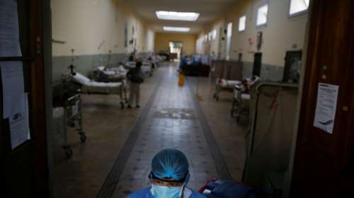 Φρίκη στο Περού: Πτώματα στοιβάζονται σε διαδρόμους νοσοκομείων