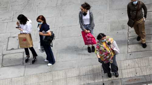 Τρέλανε το Λονδίνο: Έκανε βόλτα στην Όξφορντ Στριτ φορώντας μόνο μία μάσκα στο επίμαχο σημείο! [Εικόνα]