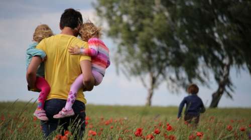 Το κύκλωμα των ψευδών γνωματεύσεων: Πώς ψυχολόγοι και δικηγόροι αλλοιώνουν τις δίκες για την επιμέλεια παιδιών