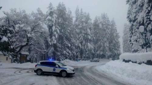 Κακοκαιρία &quot;Μήδεια&quot;: Πού έχει διακοπεί η κυκλοφορία, πού χρειάζονται αλυσίδες σε Αθήνα και περιφέρεια