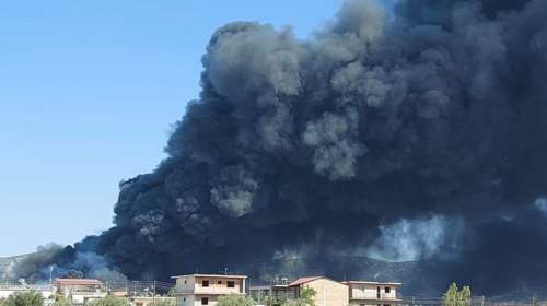 Φωτιά στον Ασπρόπυργο: Καίγεται επιχείρηση ανακύκλωσης αυτοκινήτων - Μήνυμα "112" να παραμείνουν οι κάτοικοι σπίτια τους