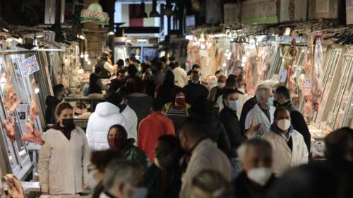 Τσικνοπέμπτη με κορονοϊό: Γέμισε κόσμο η Βαρβάκειος για τις αγορές της τελευταίας στιγμής [Εικόνες]