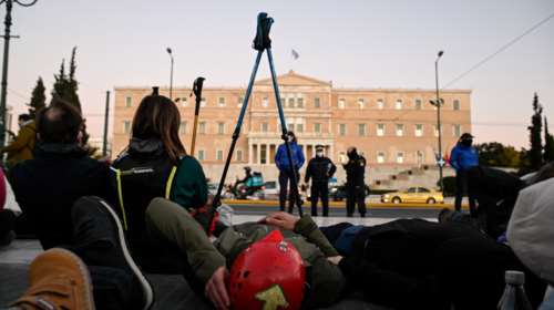 Δεκάδες ορειβάτες και χιονοδρόμοι στο Σύνταγμα - Ζητούν μία &quot;σοβαρή διαδικασία διάσωσης στα βουνά&quot; [Εικόνες]