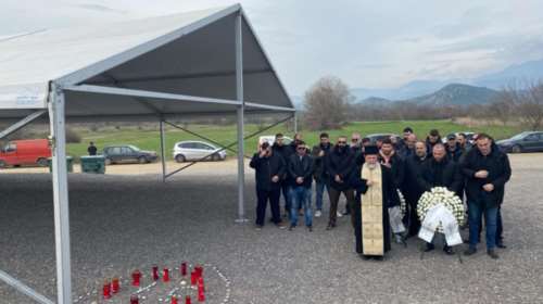 Τέμπη: Τρισάγιο στο σημείο της τραγωδίας από τους μηχανοδηγούς - &quot;Καθημερινά περνάμε με το τρένο, δεν μπορούμε να ξεχάσουμε&quot;