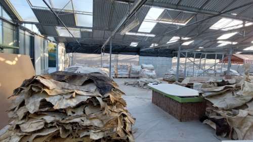 &quot;Πρωτοποριακό&quot; εργοστάσιο ναρκωτικών στο Πικέρμι: Κοκαΐνη εμποτισμένη σε δέρματα για... ρούχα και παπούτσια