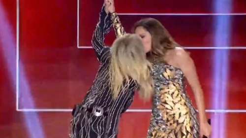 Εξαλλος ο Βελόπουλος για το φιλί στο στόμα της Βίσση με τη Βανδή - Τι έγραψε το &quot;δεξί του χέρι&quot; στη Βουλή